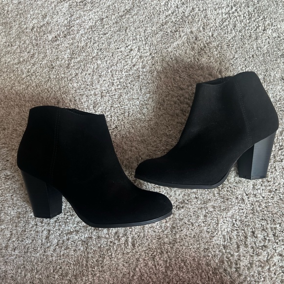 Old Navy Shoes - Black Ankle Boots size 9